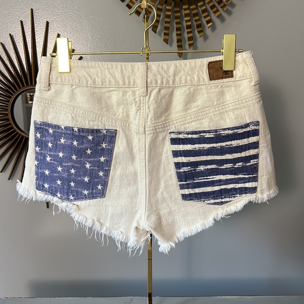 American Eagle- ⭐️Stars & Stripes Back Pocket Detail Beige Denim Shorts